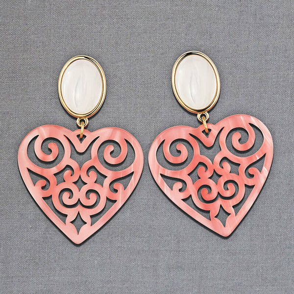 Schöne Herz-Ohrringe mit perlmuttfarbenen Ohrsteckern und Herz-Ornamenten in Rosa von AmuseToi