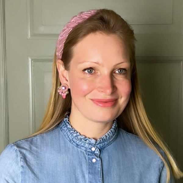 Wunderschöne kleine Soutache Ohrstecker in Gold und Rosa