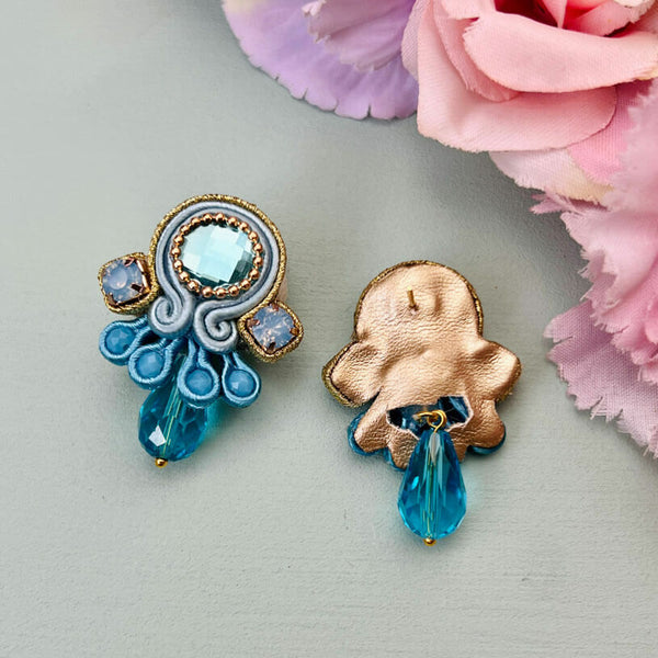 Funkelnde Soutache-Ohrstecker in Türkis