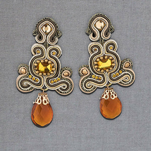 Wunderschöne Soutache-Ohrringe in Gold und Champagner