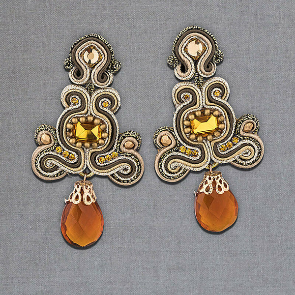 Wunderschöne Soutache-Ohrringe in Gold und Champagner