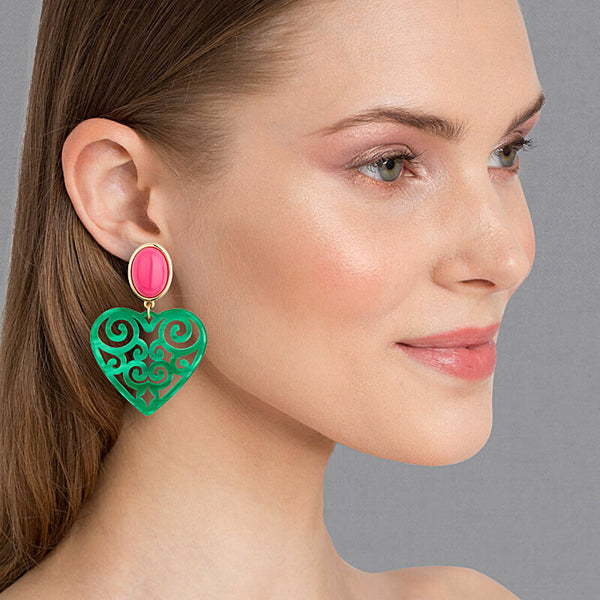Schöne Herz-Ohrringe mit pinken Ohrclips und dunkelgrünen Herz-Ornamenten von AmuseToi