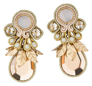 Funkelnde Soutache-Ohrringe in Gold und Weiß mit schimmernden Tropfen