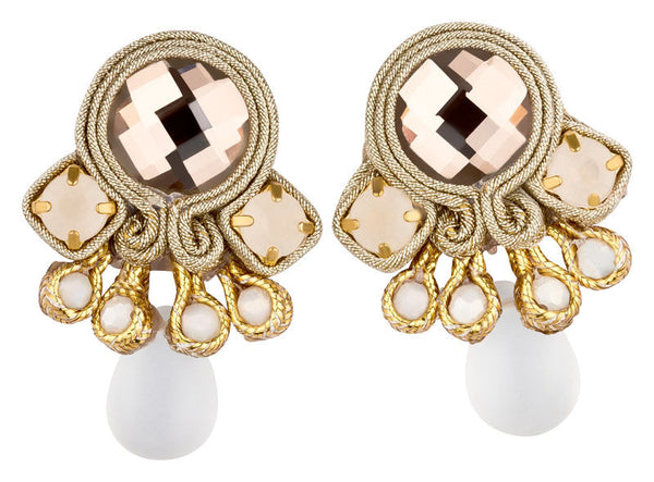 Hübsche kleine Soutache-Ohrringe mit goldfarbenen Bändern und schimmernden Steinen und Tropfe