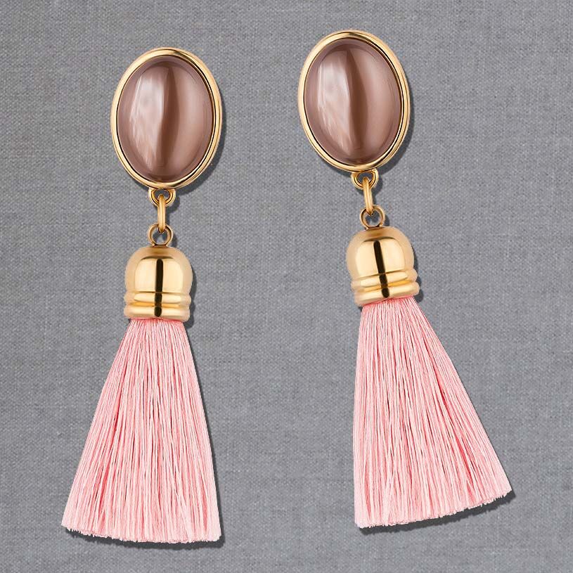 Quasten-Ohrringe als Ohrstecker in Beige mit rosafarbener Quaste von AmuseToi