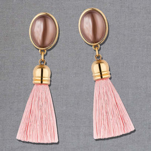 Quasten-Ohrringe als Ohrstecker in Beige mit rosafarbener Quaste von AmuseToi