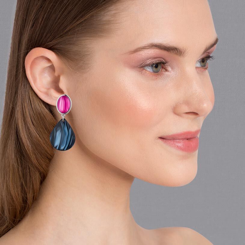 Silberfarbene pinke Ohrstecker mit dunkelblauen Tropfen von AmuseToi