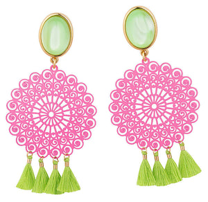 Ohrstecker in Grasgrün mit Ornament in Rosa und grünen Quasten von AmuseToi