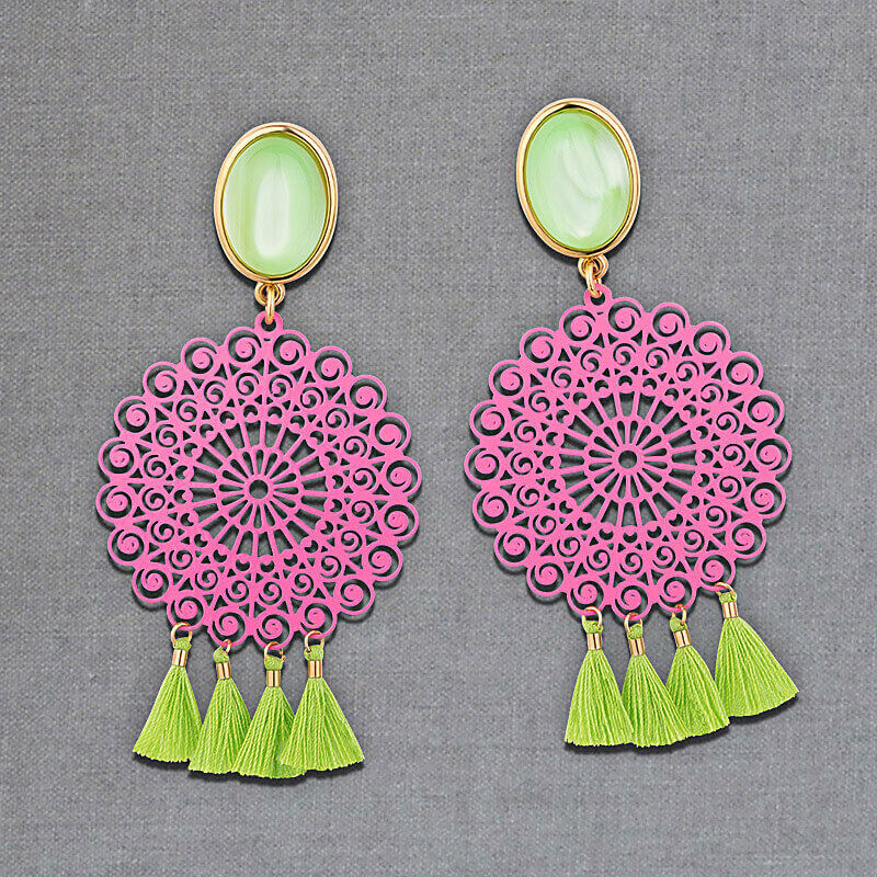 Ohrstecker in Grasgrün mit Ornament in Rosa und grünen Quasten von AmuseToi