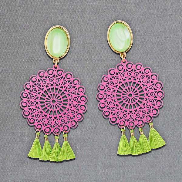 Ohrstecker in Grasgrün mit Ornament in Rosa und grünen Quasten von AmuseToi