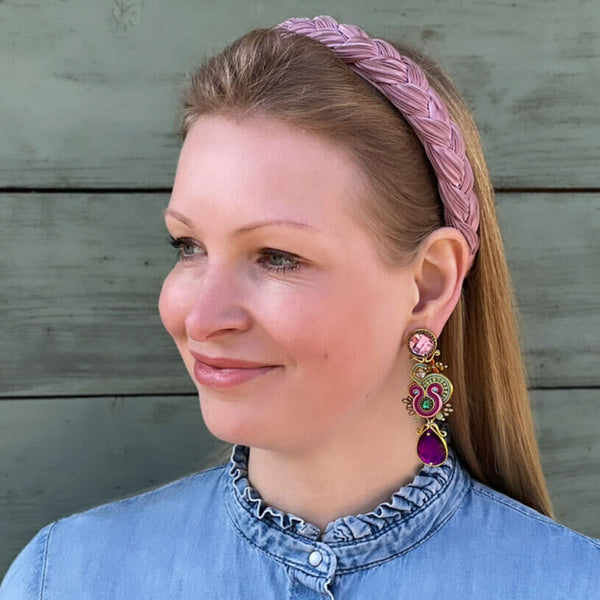 Rosafarbene Soutache Ohrstecker mit seidigen Bändern in Gold und funkelnden Tropfen in Violett
