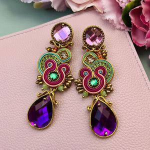 Rosafarbene Soutache Ohrstecker mit seidigen Bändern in Gold und funkelnden Tropfen in Violett