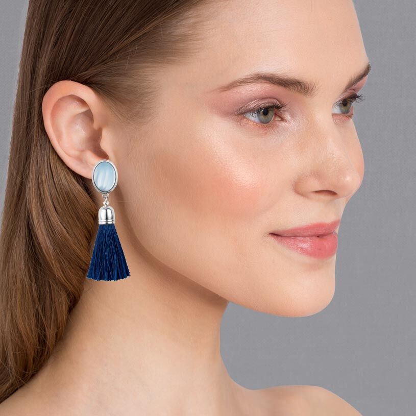 Schimmernde hellblaue Ohrstecker mit marineblauen Quasten in Silberfarben