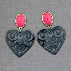 Schöne Herz-Ohrringe mit pinken Ohrsteckern und Herz-Ornamenten in Dunkelblau von AmuseToi