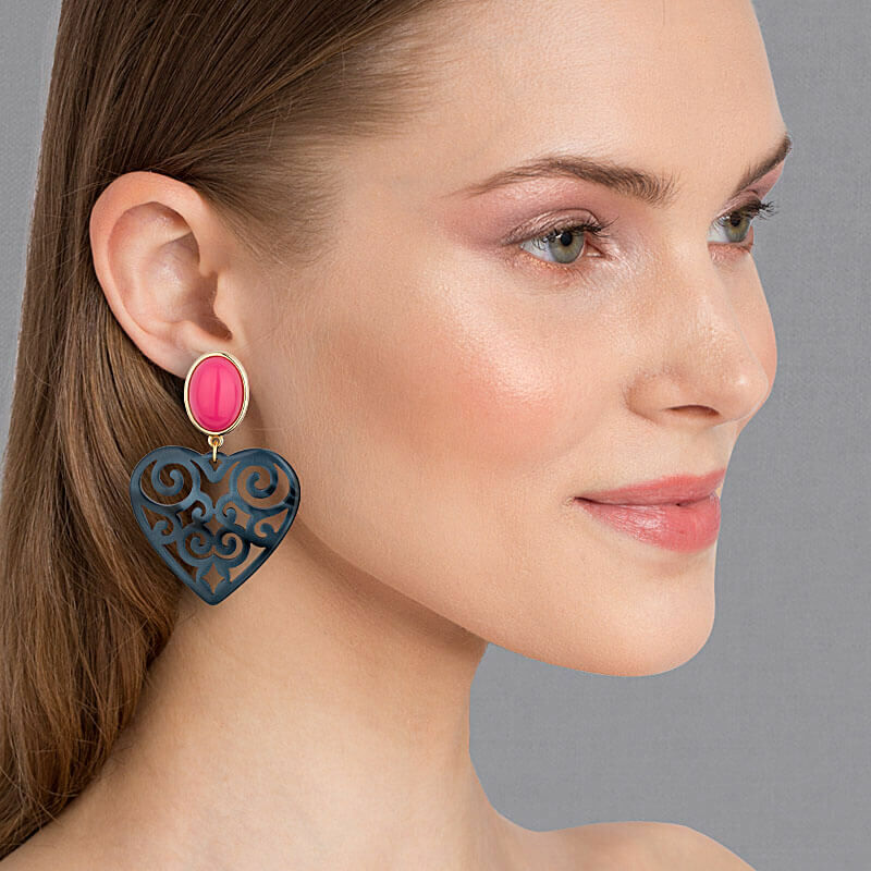 Schöne Herz-Ohrringe mit pinken Ohrclips und Herz-Ornamenten in Dunkelblau von AmuseToi
