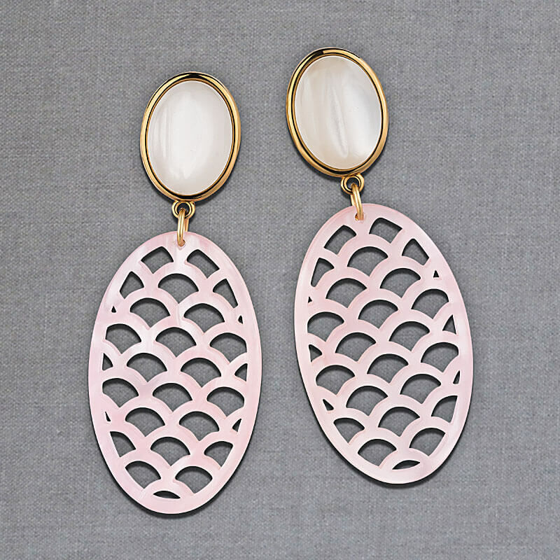 Perlmuttfarbene Ohrstecker mit Oval in Rosa von AmuseToi