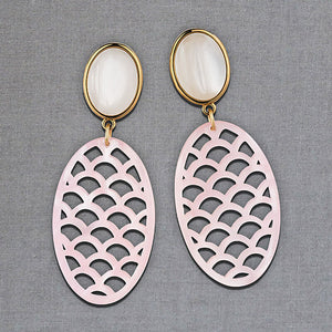Perlmuttfarbene Ohrstecker mit Oval in Rosa von AmuseToi