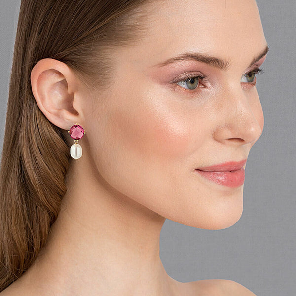 Set aus fuchsiafarbenen Ohrsteckern mit Süßwasserperle und Armreif mit fuchsiafarbenen Glas-Kristallen