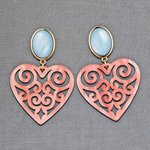 Schöne Herz-Ohrringe mit hellblauen Ohrsteckern und Herz-Ornamenten in Rosa von AmuseToi