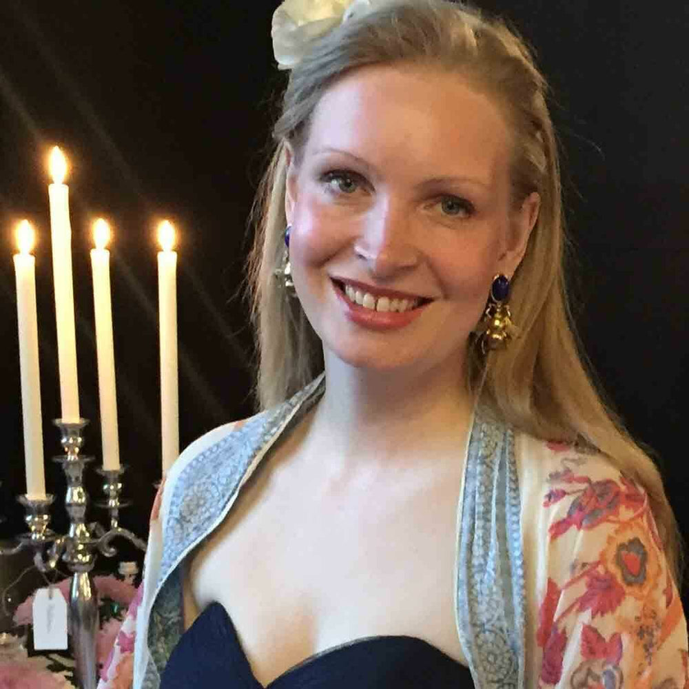 Ohrclips in Dunkelblau mit vergoldeter Hummel von AmuseToi