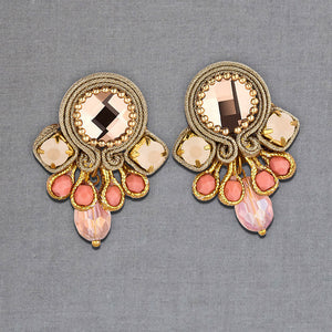 Wunderschöne kleine Soutache Ohrstecker in Gold, Rosa und Lachsfarben mit funkelnden Tropfen