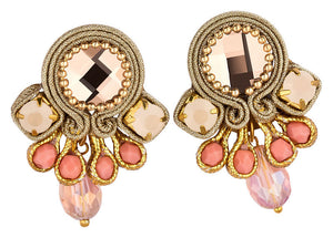Wunderschöne kleine Soutache Ohrstecker in Gold, Rosa und Lachsfarben mit funkelnden Tropfen
