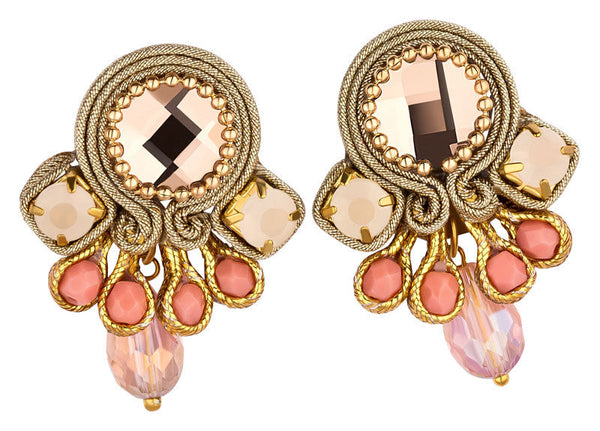 Wunderschöne kleine Soutache Ohrstecker in Gold, Rosa und Lachsfarben mit funkelnden Tropfen