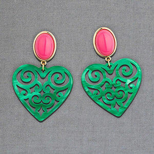 Schöne Herz-Ohrringe mit pinken Ohrsteckern und dunkelgrünen Herz-Ornamenten von AmuseToi