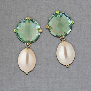 Set aus lindgrünen Ohrsteckern mit Süßwasserperle und Armreif mit lindgrünen Glas-Kristallen