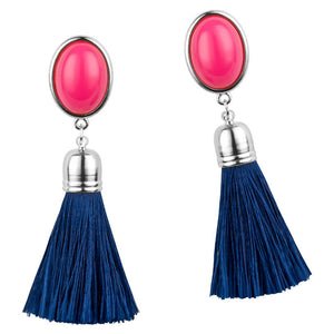 Silberfarbene Quasten Ohrringe als Ohrstecker in Pink mit dunkelblauer Quaste von AmuseToi