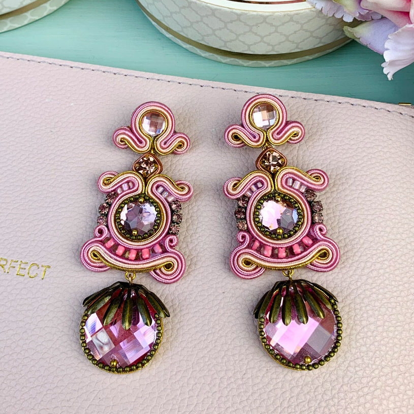 Hübsche Soutache-Ohrringe in Rosa
