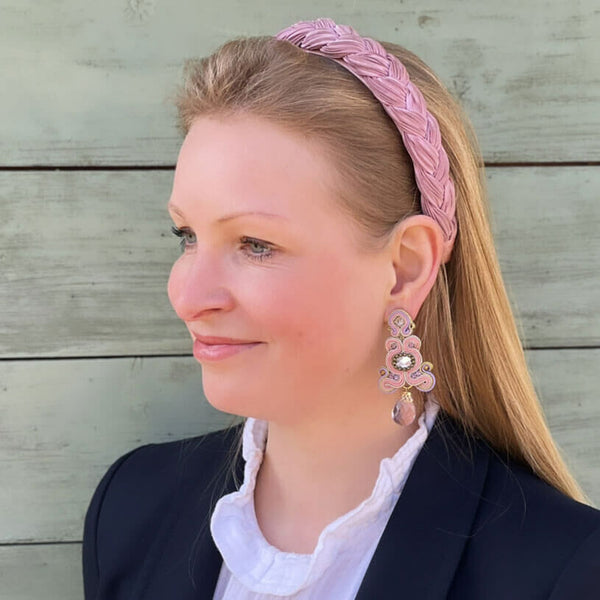 Leuchtend rosa schimmernde Soutache Ohrringe mit rosa Tropfen