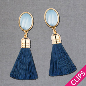 Hellblaue Ohrclips mit marineblauen Quasten