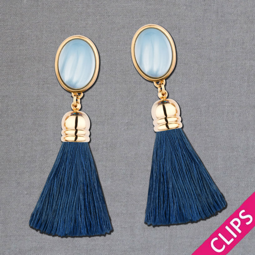 Hellblaue Ohrclips mit marineblauen Quasten