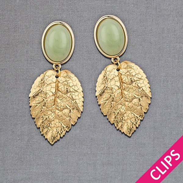 Ohrclips in Jadegruen mit goldenen Blatt von AmuseToi