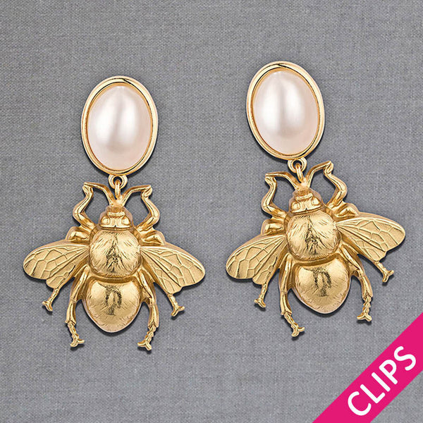 Ohrclips in Perlmutt mit goldener Hummel von AmuseToi