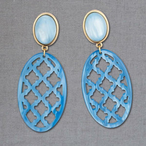 Hellblauer Ohrstecker mit perlmutt schimmerndem Oval im Marrakesch Stil von AmuseToi
