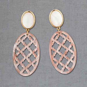 Perlmuttfarbener Ohrstecker mit nudefarbenem Oval im Marrakesch Stil von AmuseToi