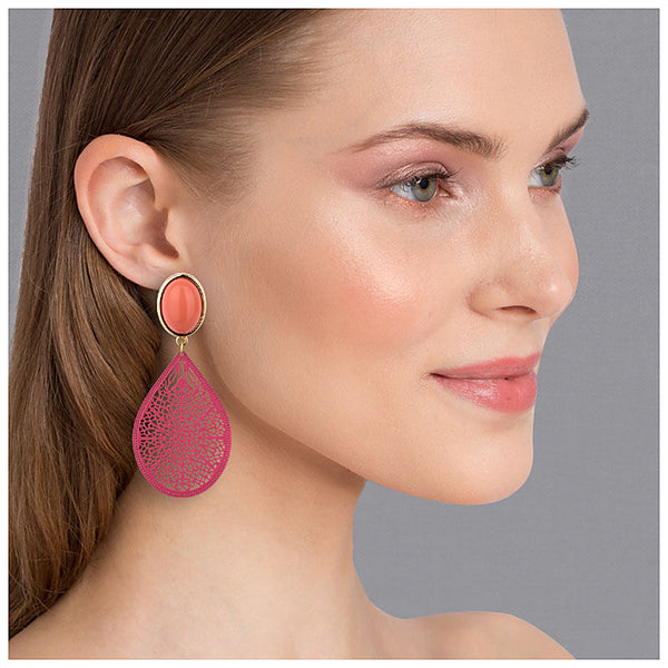 Ohrstecker in Koralle mit zart geprägtem Tropfen in Pink von AmuseToi