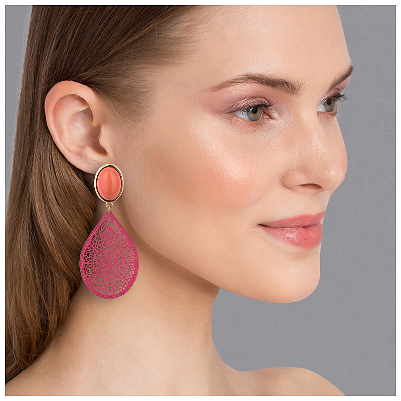 Ohrstecker in Koralle mit zart geprägtem Tropfen in Pink von AmuseToi