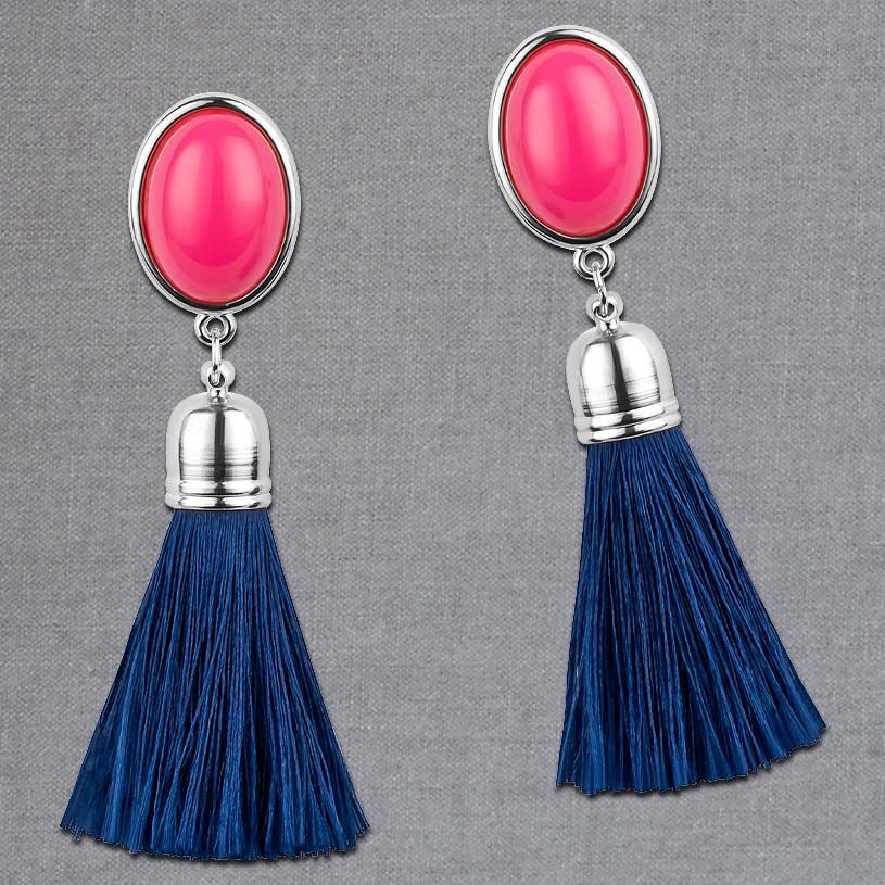 Silberfarbene Quasten Ohrringe als Ohrstecker in Pink mit dunkelblauer Quaste von AmuseToi