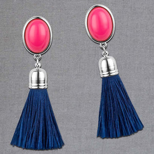 Silberfarbene Quasten Ohrringe als Ohrstecker in Pink mit dunkelblauer Quaste von AmuseToi