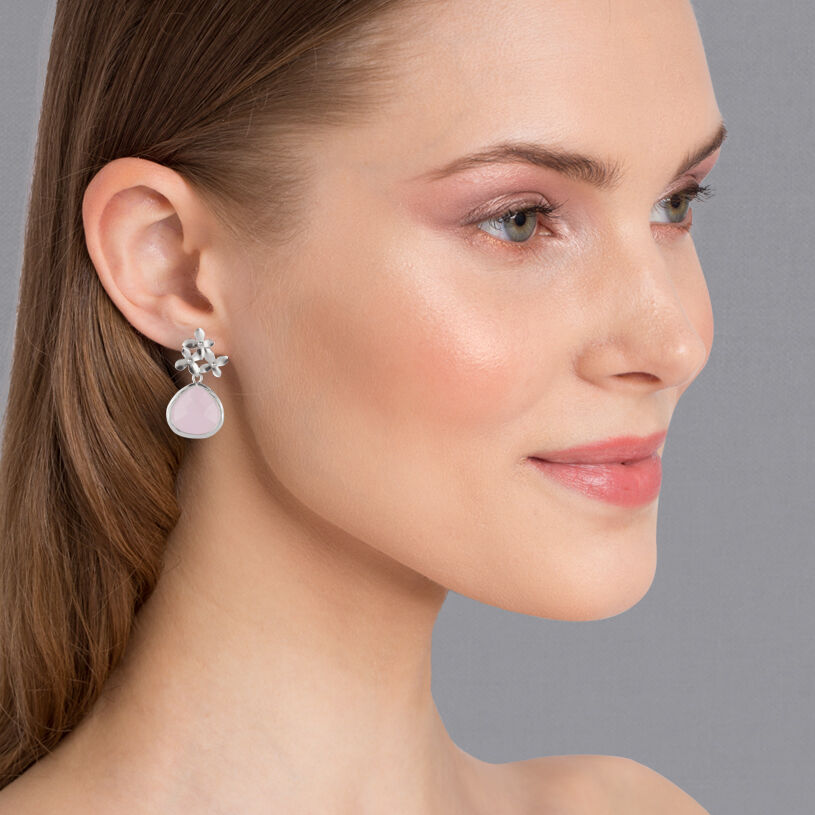 Silberfarbener Blütenstecker mit facettiertem Tropfen in Zartrosa von Janne von der Heide