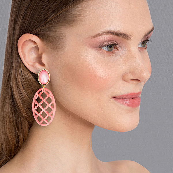 Ohrclips in Hellrosa mit perlmutt schimmerndem Oval im Marrakesch-Stil von AmuseToi