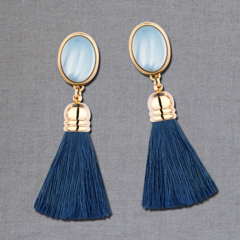 Schimmernde hellblaue Ohrstecker mit marineblauen Quasten