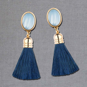 Schimmernde hellblaue Ohrstecker mit marineblauen Quasten