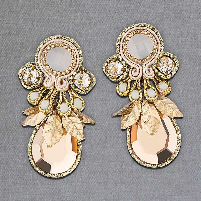 Funkelnde Soutache-Ohrringe in Gold und Weiß mit schimmernden Tropfen