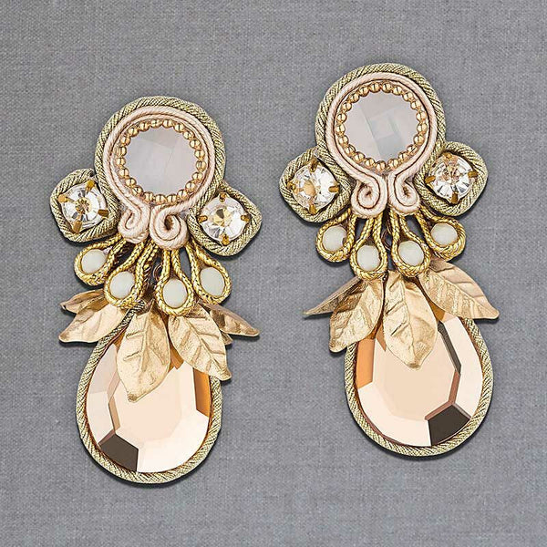 Funkelnde Soutache-Ohrringe in Gold und Weiß mit schimmernden Tropfen