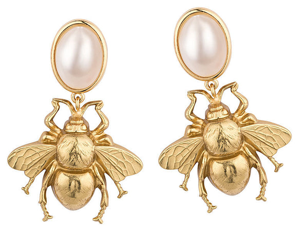 Ohrclips in Perlmutt mit goldener Hummel von AmuseToi