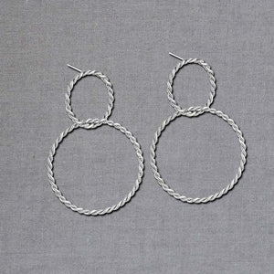 Rhodinierte Ohrstecker aus zwei verschlungenen Ringen in Seiloptik